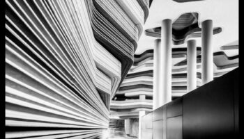 Diagonale dinamice: stăpânirea impactului vizual cu stiluri de fotografie arhitecturală