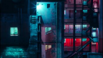 Peisaje de noapte narative: Povestirea în fotografia urbană